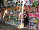 Vor der John-Lennon-Gedächtnismauer. Bitte klicken, um das Bild zu vergrößern!